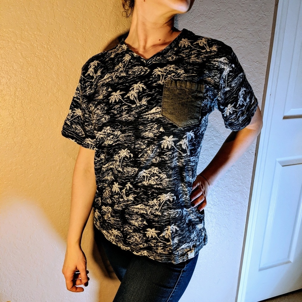 Free planet shirt  💯 cotton size Medium